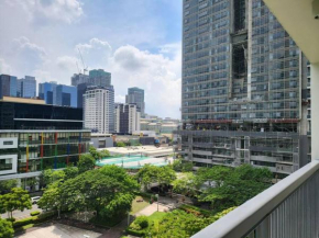 Luxury @ BGC sleeps 6 comfortably fast wifi pool!